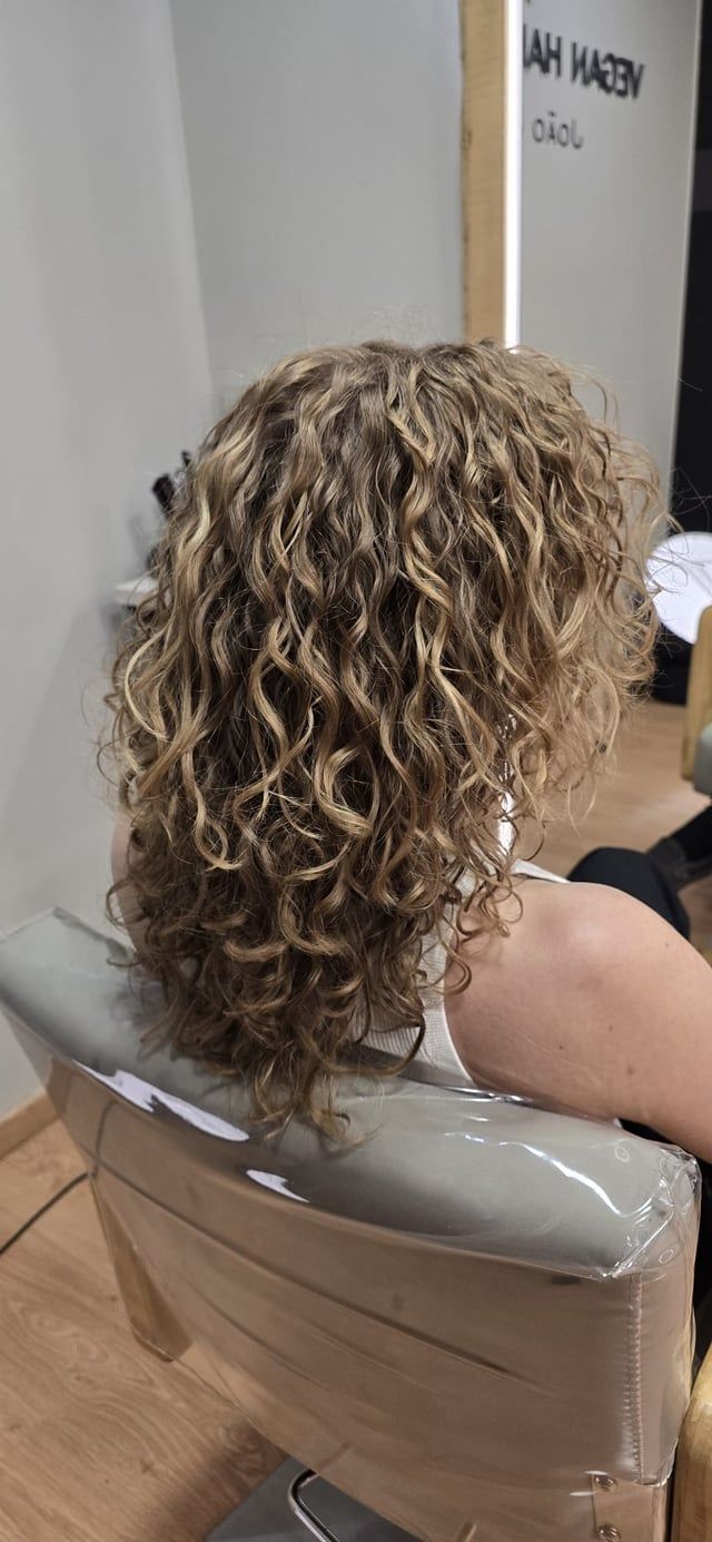 Collarbone Shoulder Length Defined Curls Collarbone Shoulder Length Defined Curls — Loose Perm