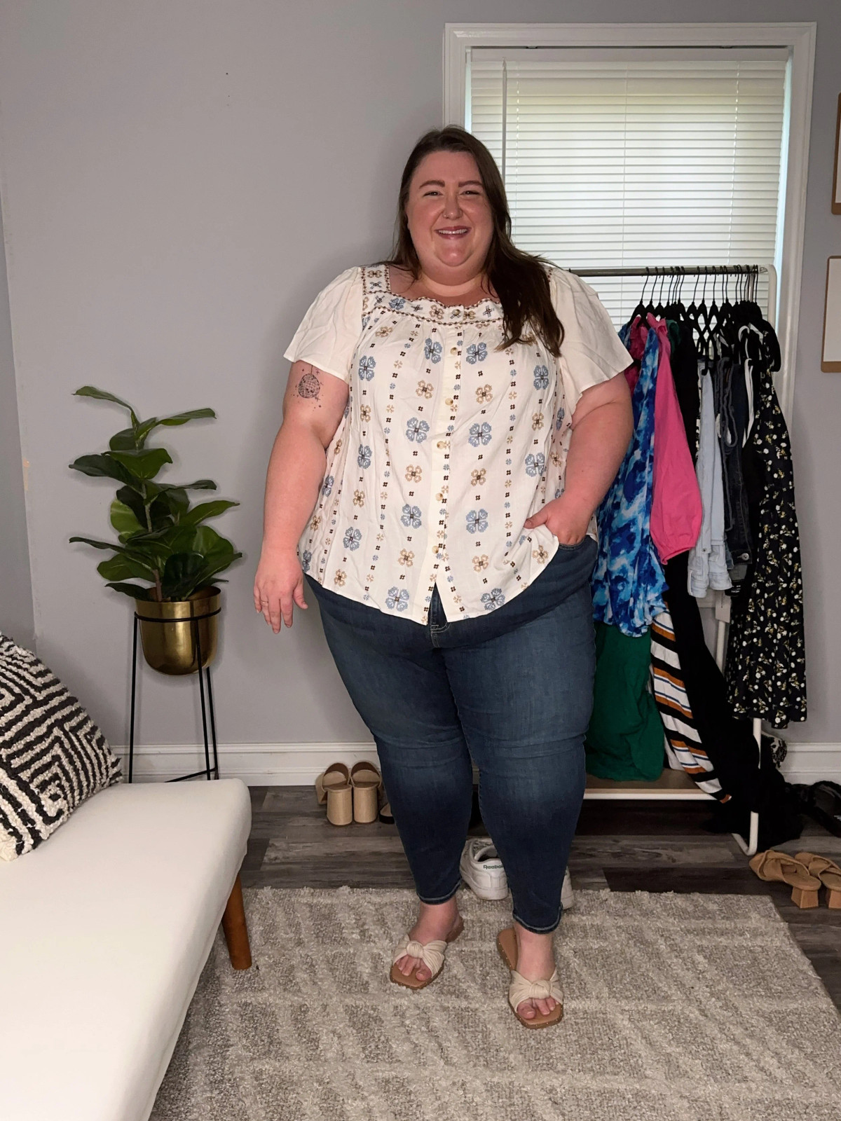 Short-Sleeve Printed Blouse with Dark Wash Fitted Jeans Short-Sleeve Printed Blouse with Dark Wash Fitted Jeans — Teacher Conference Outfits