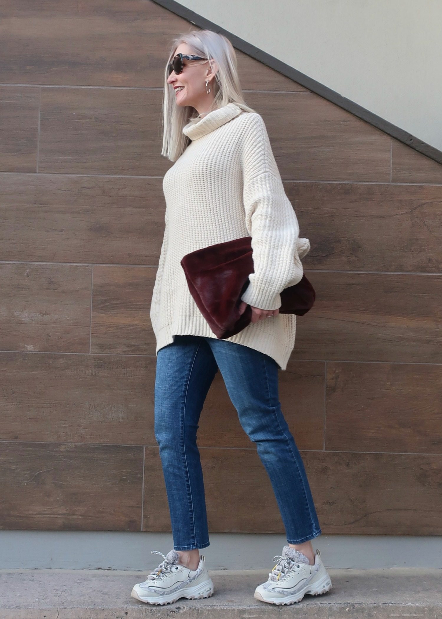 Oversized Knit Sweater and Jeans with White Chunky Sneakers Oversized Knit Sweater and Jeans with White Chunky Sneakers — Chunky Sneakers Outfits