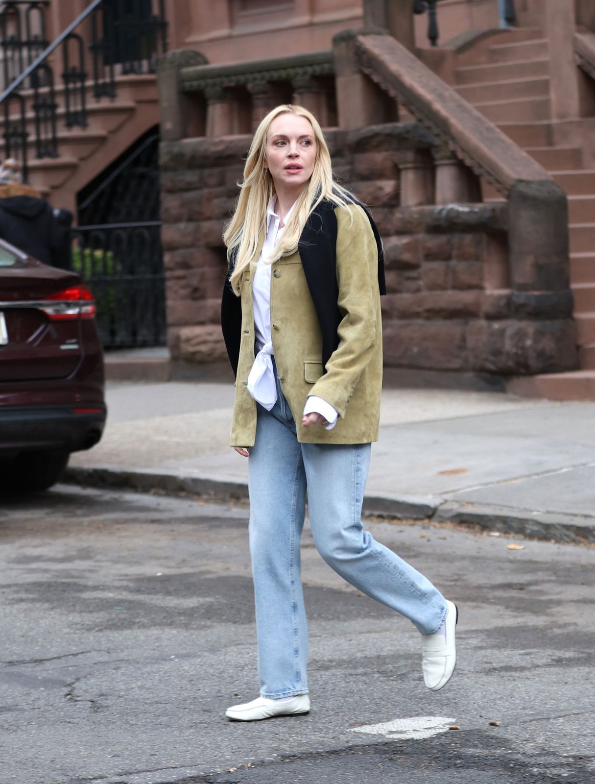 Modern Smart Casual: Wide Leg Jeans with an Olive Blazer — Light Wash Jeans Outfits