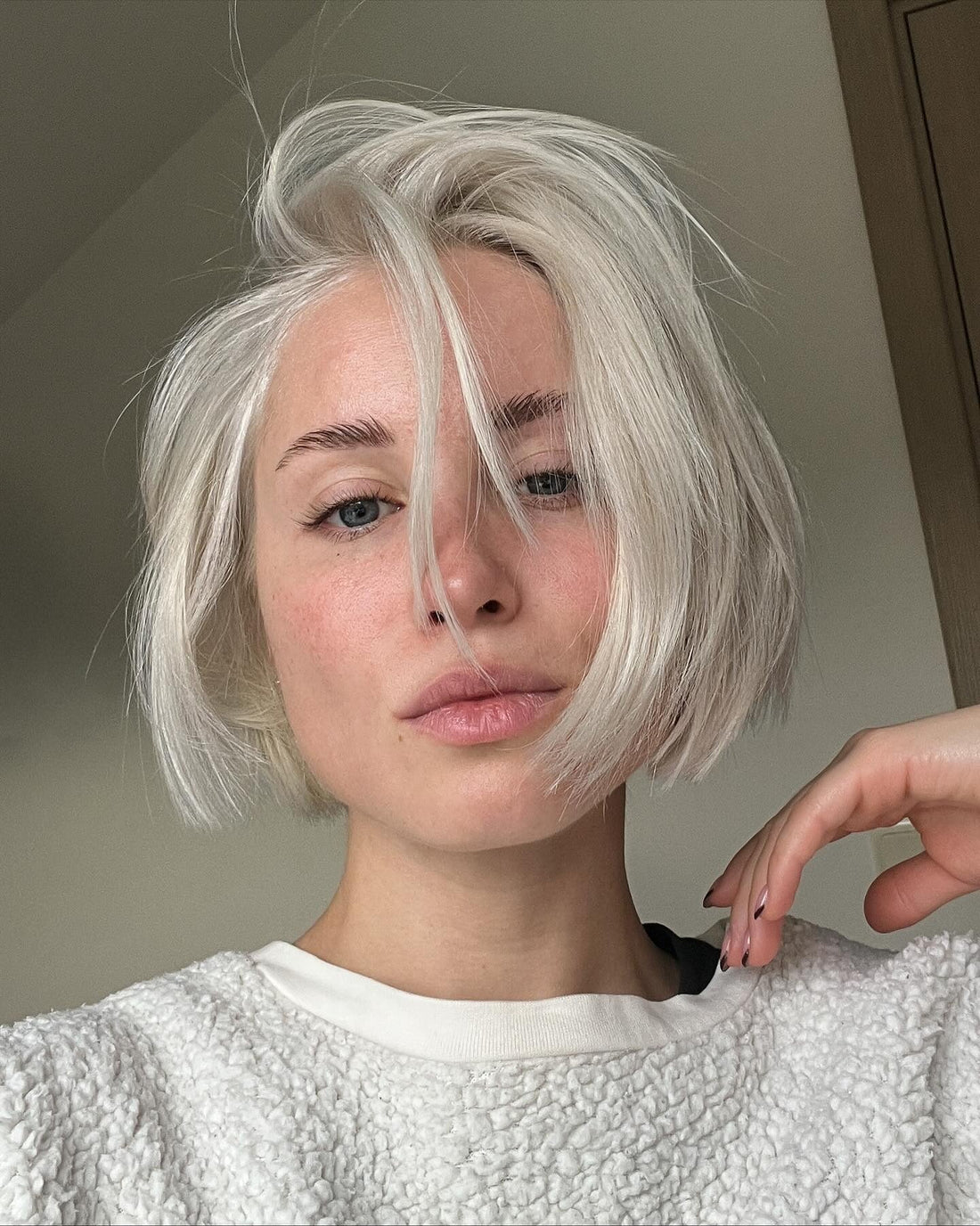 The Tousled Ash Blonde Bob with Wispy Bangs The Tousled Ash Blonde Bob with Wispy Bangs — Messy Hairstyles