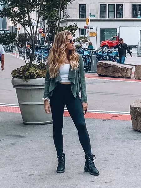 Comfortable Leggings and Sweatshirt with Tote Bag Comfortable Leggings and Sweatshirt with Tote Bag — Road Trip Outfits