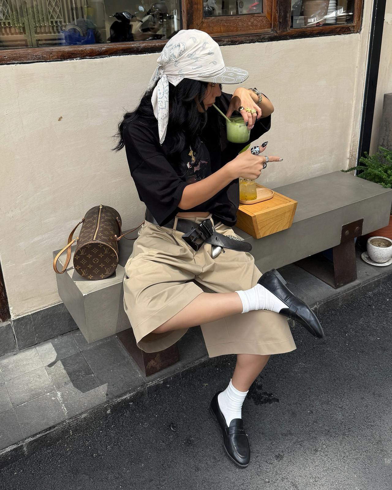 Urban Street Style: White Bandana with Baseball Cap — Headscarf Outfits