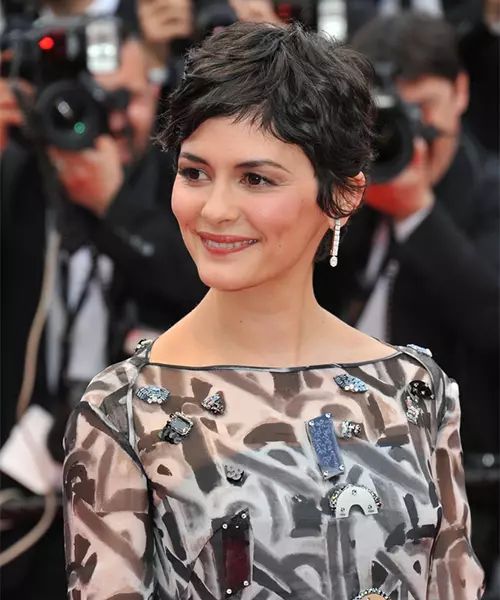 Chin Bob With Side-Swept Bangs — Hairstyles for Heart Shaped Faces