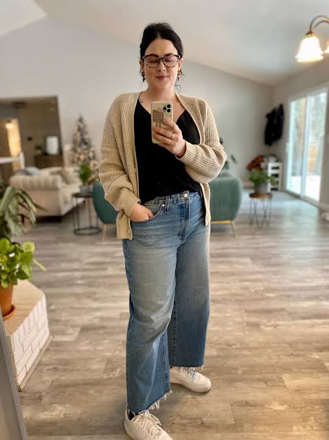 Frayed Hem Wide-Leg Jeans with Cardigan and White Sneakers Frayed Hem Wide-Leg Jeans with Cardigan and White Sneakers — Jeans Outfits