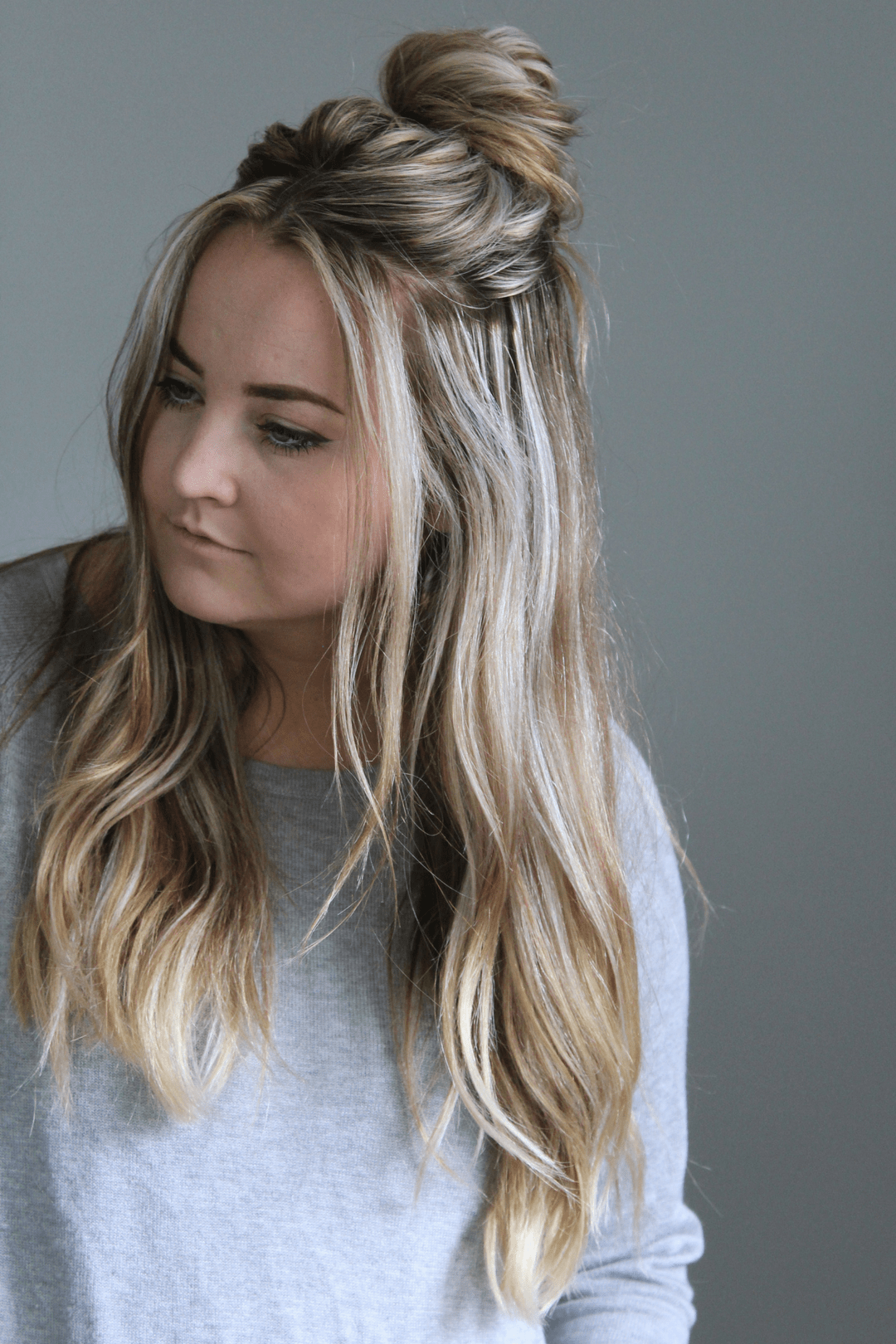 Half-Up Half-Down Messy Bun Half-Up Half-Down Messy Bun — Bun Hairstyles