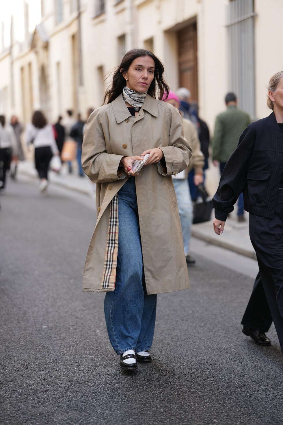 Classic Trench: Beige Trench Coat and Striped Tee with Blue Wide Leg Jeans — Wide Leg Jeans Outfits