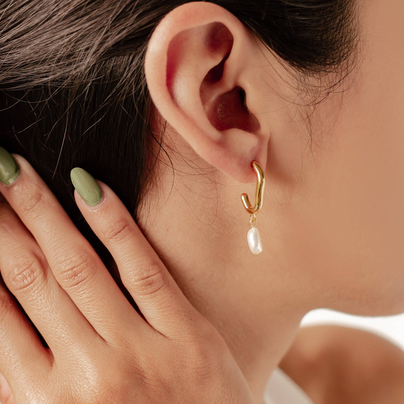 Pearl Drop Hoop Earrings with a Simple White Top Pearl Drop Hoop Earrings with a Simple White Top — Pearl Earrings Outfits