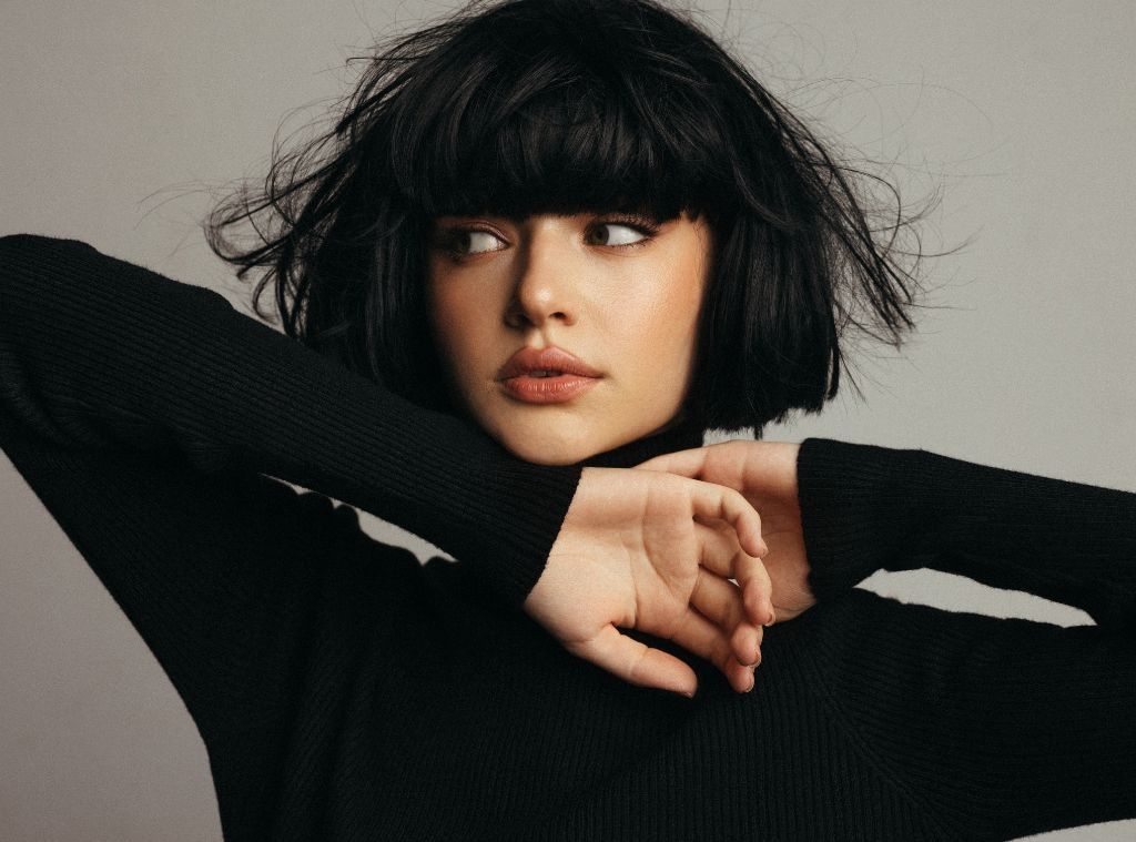 Front View Chin Black Bob With Blunt Bangs — French Bob