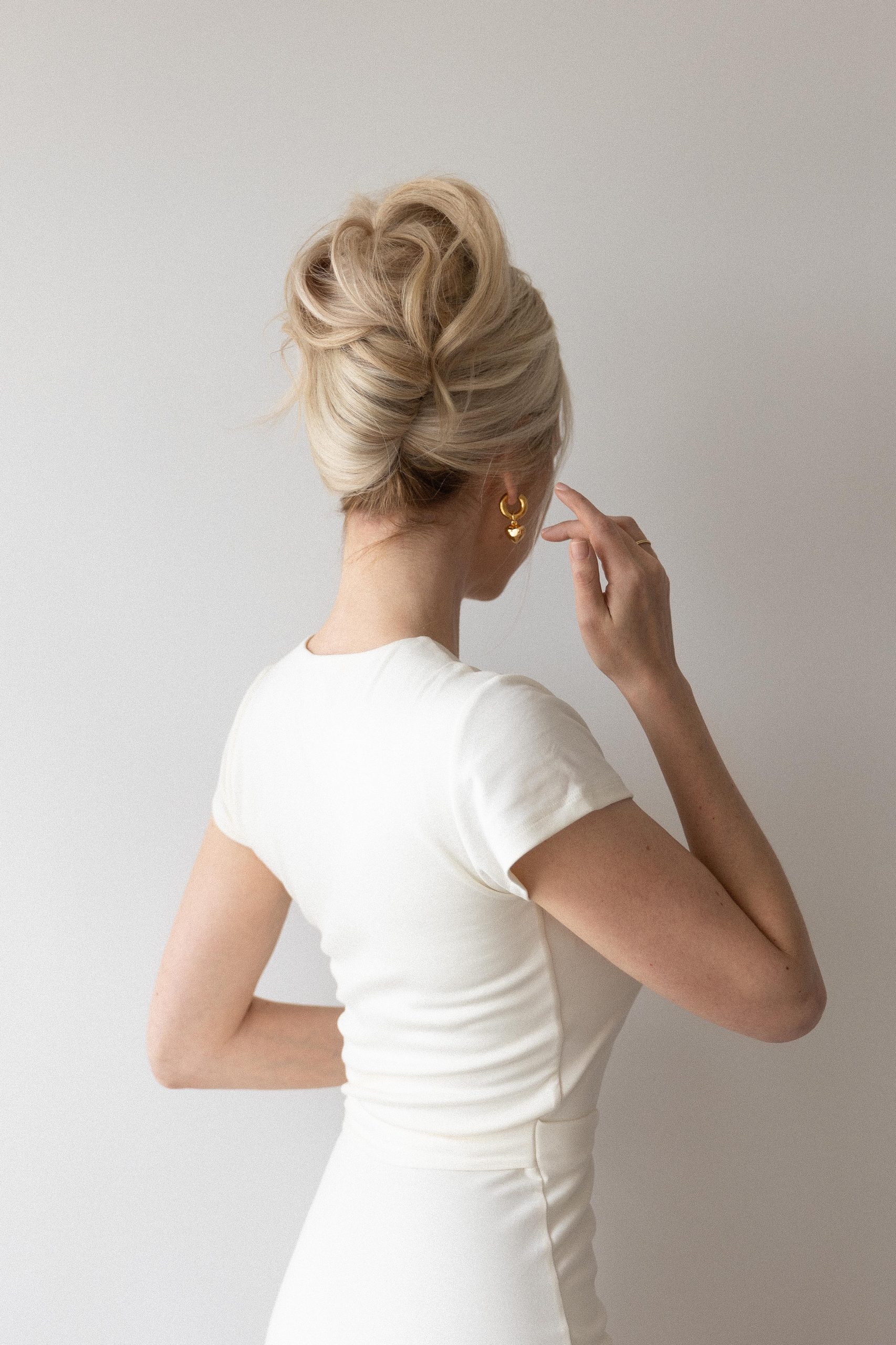 Voluminous Messy Blonde Updo Voluminous Messy Blonde Updo — Easy Updos for Long Hair