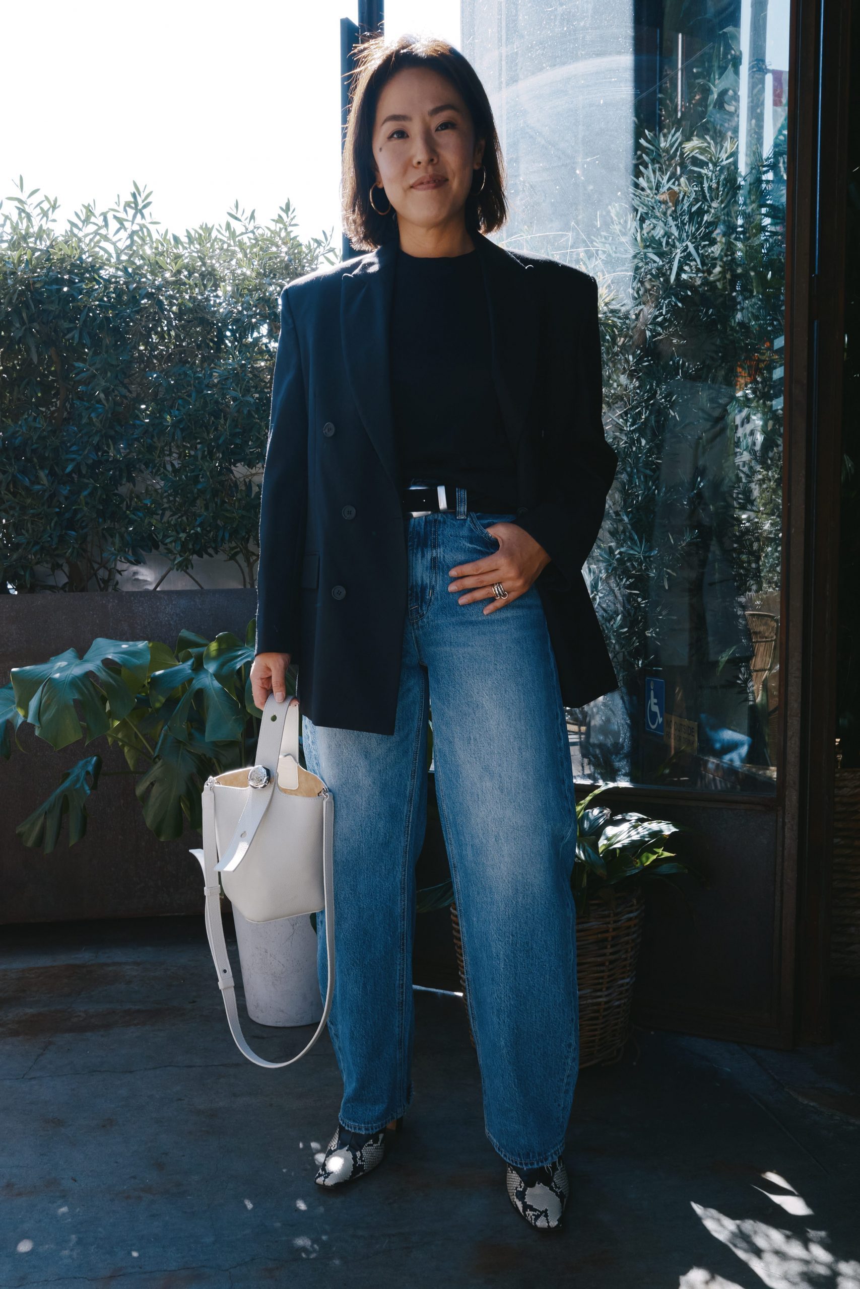 Smart Casual Barrel Jeans with Blazer and Snakeskin Boots Smart Casual Barrel Jeans with Blazer and Snakeskin Boots — Barrel Jeans Outfits