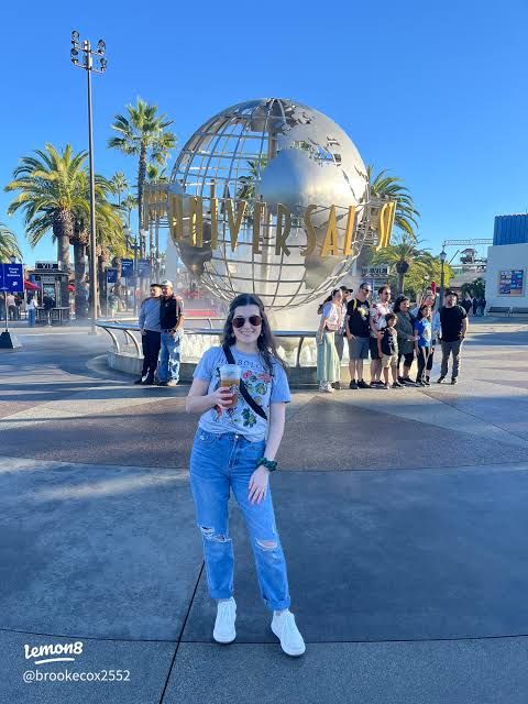Casual Ripped Jeans and Graphic Tee with Globe Landmark Casual Ripped Jeans and Graphic Tee with Globe Landmark — Universal Studios Outfits