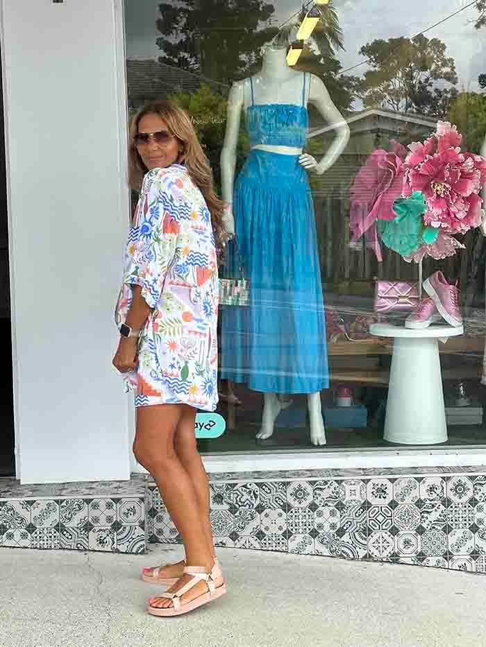 Printed Kimono Over a White Dress with Woven Tote Printed Kimono Over a White Dress with Woven Tote — Cape Cod Outfits
