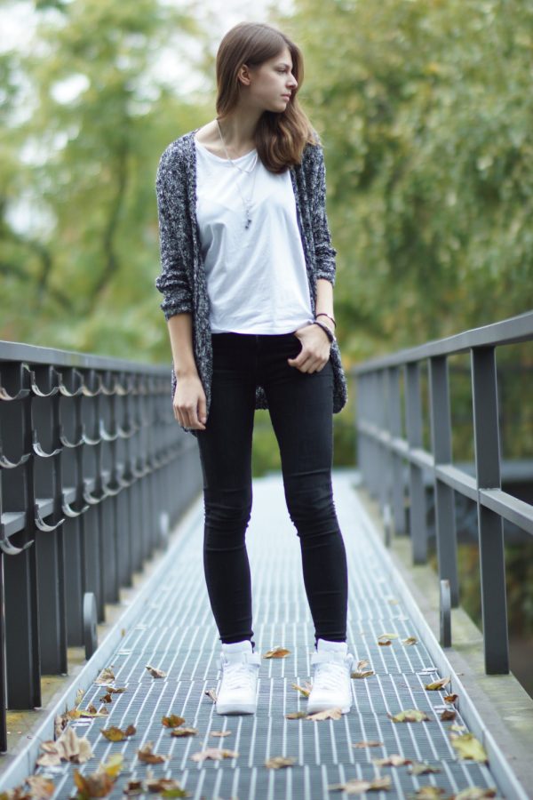 Comfortable Casual: White Air Force 1s with Skinny Jeans and a Patterned Cardigan — Air Force 1 Outfits