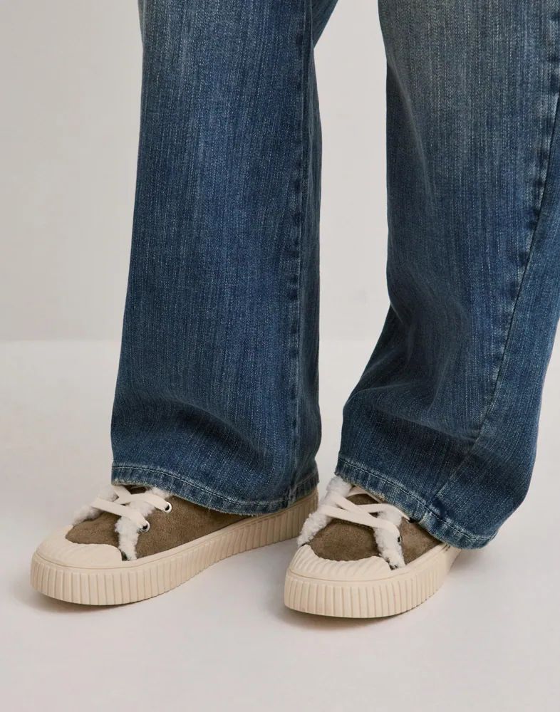 Suede Platform Sneakers with Wide-Leg Jeans Suede Platform Sneakers with Wide-Leg Jeans — Platform Sneakers Outfits