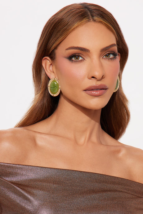Green Stone Gold Statement Earrings with a Brown Off-the-Shoulder Top Green Stone Gold Statement Earrings with a Brown Off-the-Shoulder Top — Statement Earrings Outfits