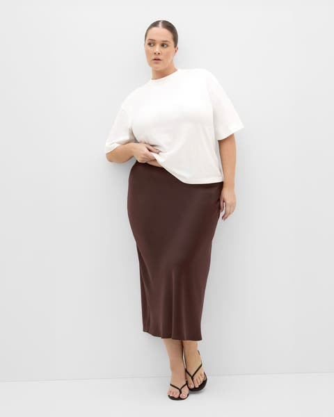 Satin Midi Skirt with an Oversized T-Shirt Satin Midi Skirt with an Oversized T-Shirt — Outfits for Big Hips