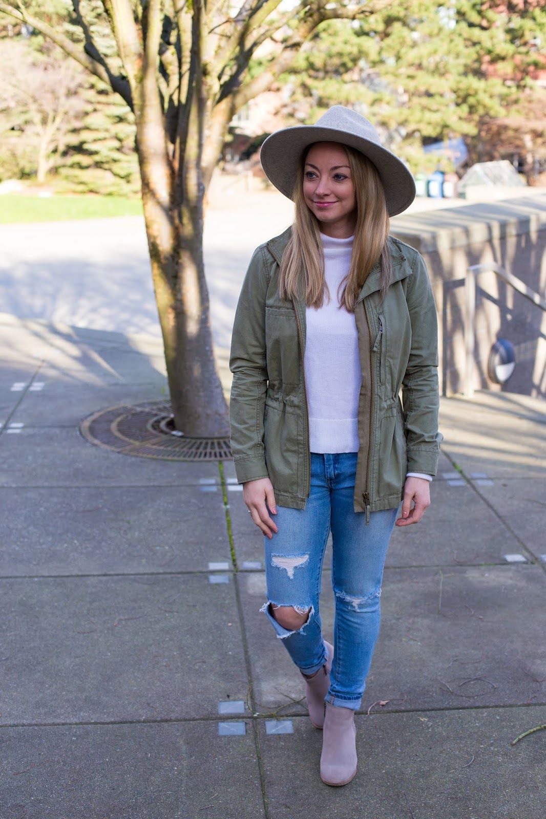 Grey Hat with Turtleneck, Ripped Jeans, and Utility Jacket Grey Hat with Turtleneck, Ripped Jeans, and Utility Jacket — Wide Brim Hat Outfits