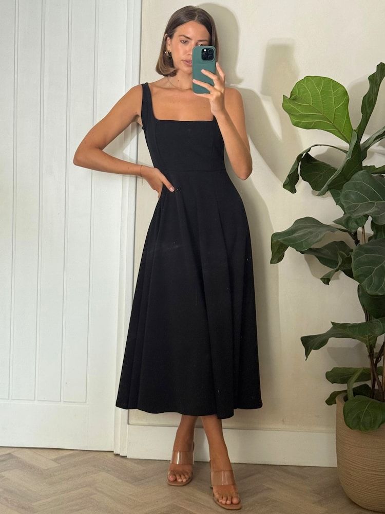 Black Fit and Flare Midi Dress with Full Skirt for Daytime Black Fit and Flare Midi Dress with Full Skirt for Daytime — Square Neck Dresses
