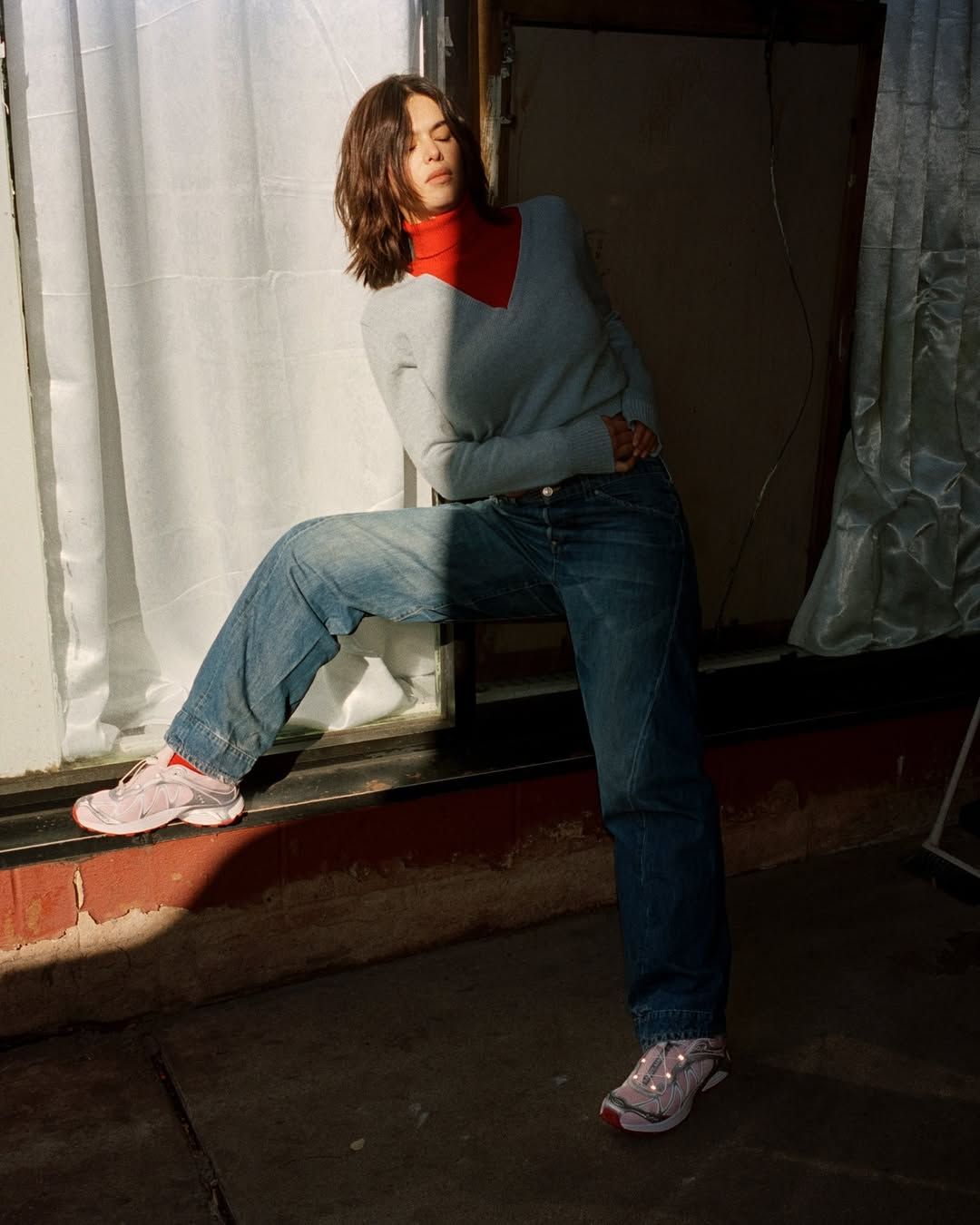 Practical Casual: Fleece Pullover and Cargo Pants with Grey Salomon Sneakers Practical Casual: Fleece Pullover and Cargo Pants with Grey Salomon Sneakers — Salomon Outfits