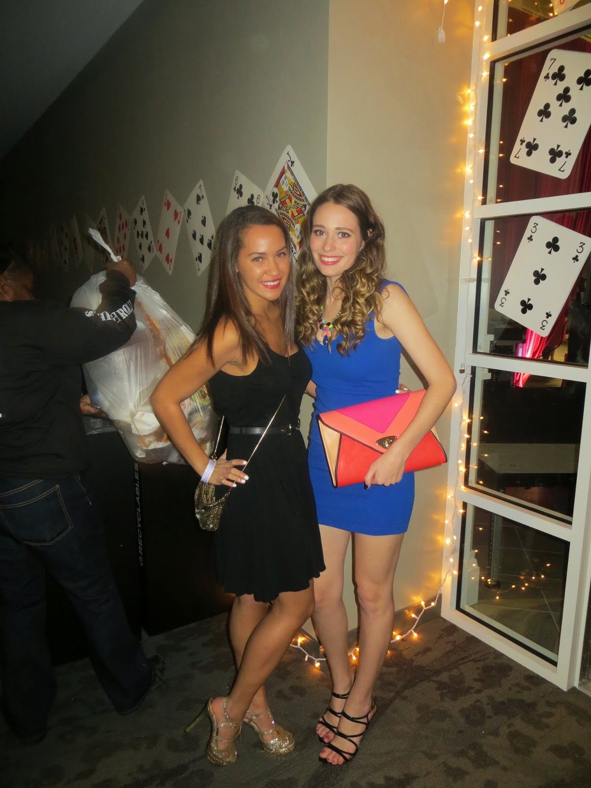 Fitted Dresses with Bold Accessories for Casino Play — Casino Outfits