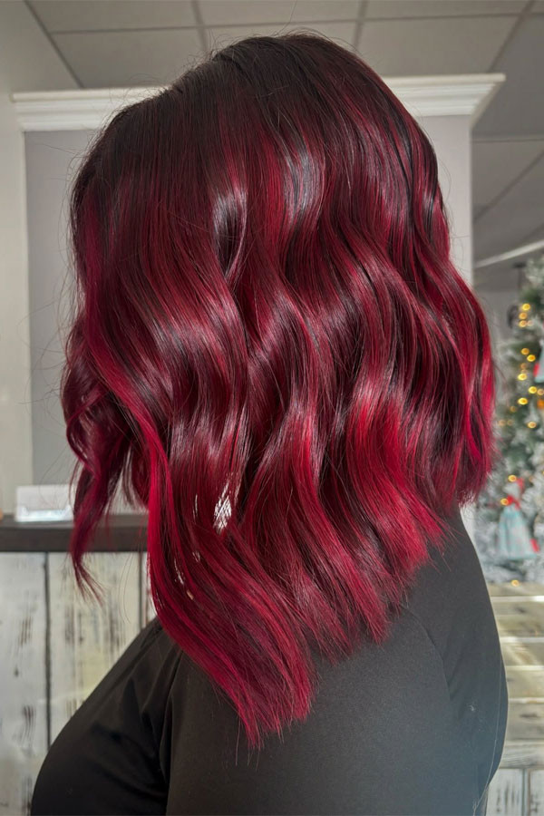Collarbone Dark Red Bob With Bright Highlights Collarbone Dark Red Bob With Bright Highlights — Red Highlights