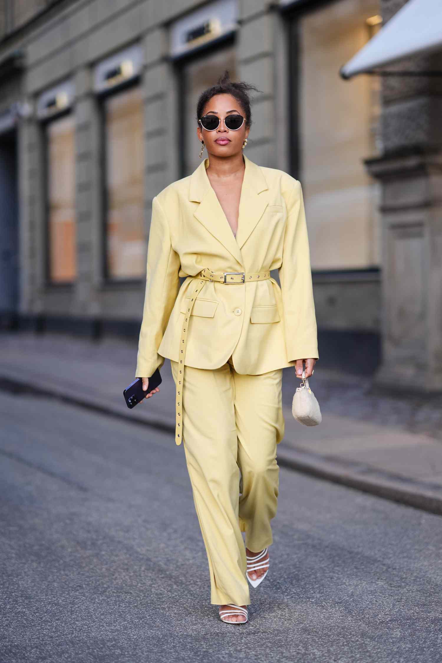 Pale Yellow Oversized Blazer with Matching Belt for Casual Chic Pale Yellow Oversized Blazer with Matching Belt for Casual Chic — Blazers