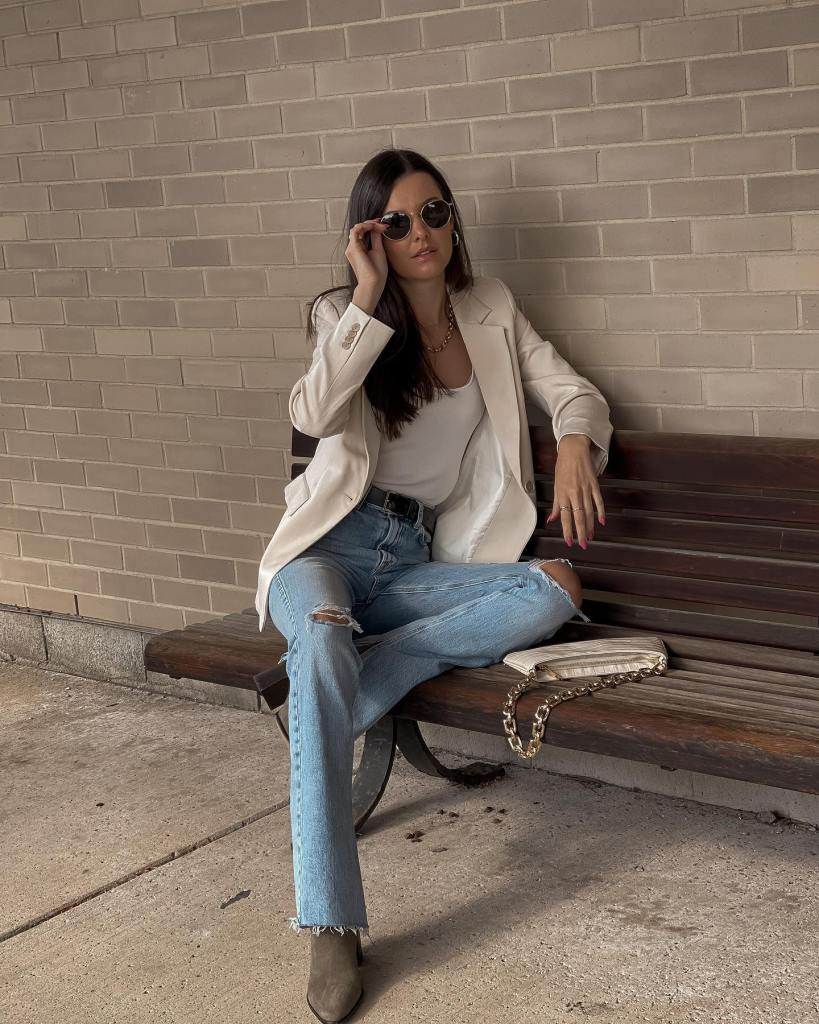 Ripped Jeans with Cream Blazer and Grey Ankle Boots Ripped Jeans with Cream Blazer and Grey Ankle Boots — Ripped Jeans Outfits