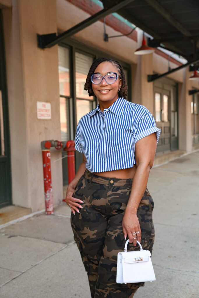 Casual Camo Pants with Striped Cropped Shirt and White Sneakers Casual Camo Pants with Striped Cropped Shirt and White Sneakers — Camo Outfits