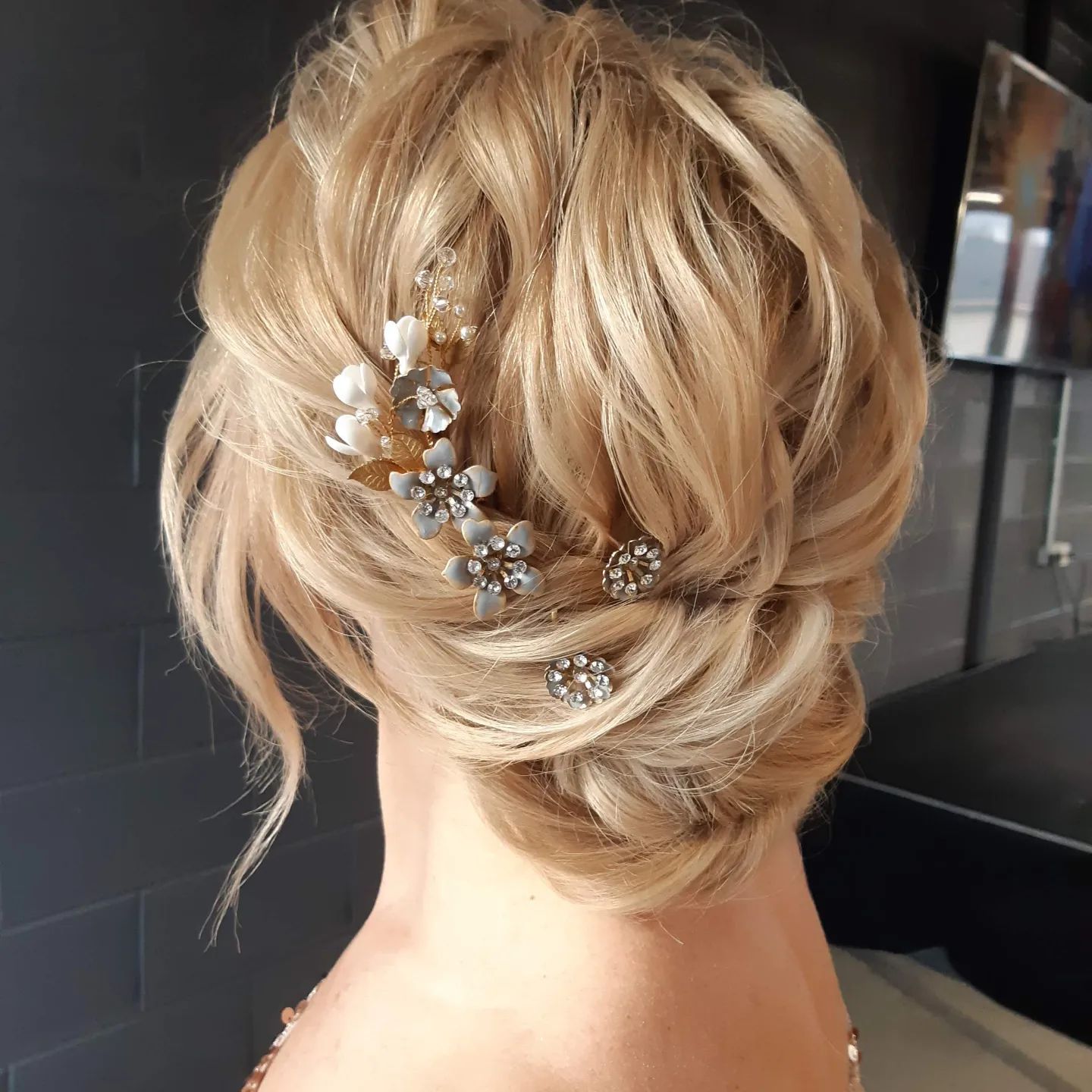 Accessory Heavy Wavy Blonde Updo With Florals Accessory Heavy Wavy Blonde Updo With Florals — Wedding Guest Hairstyles