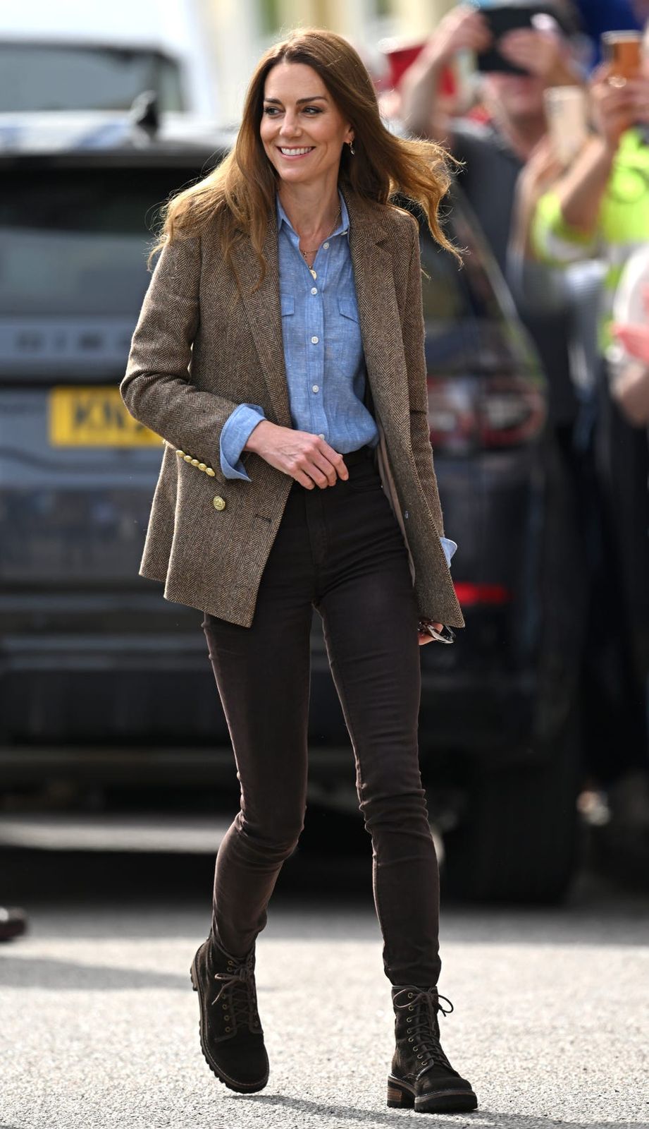 Brown Tweed Blazer with Light Blue Shirt and Skinny Jeans — Scotland Outfits