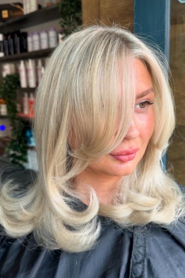 Champagne Blonde Collarbone Waves Champagne Blonde Collarbone Waves — 90s Blowout