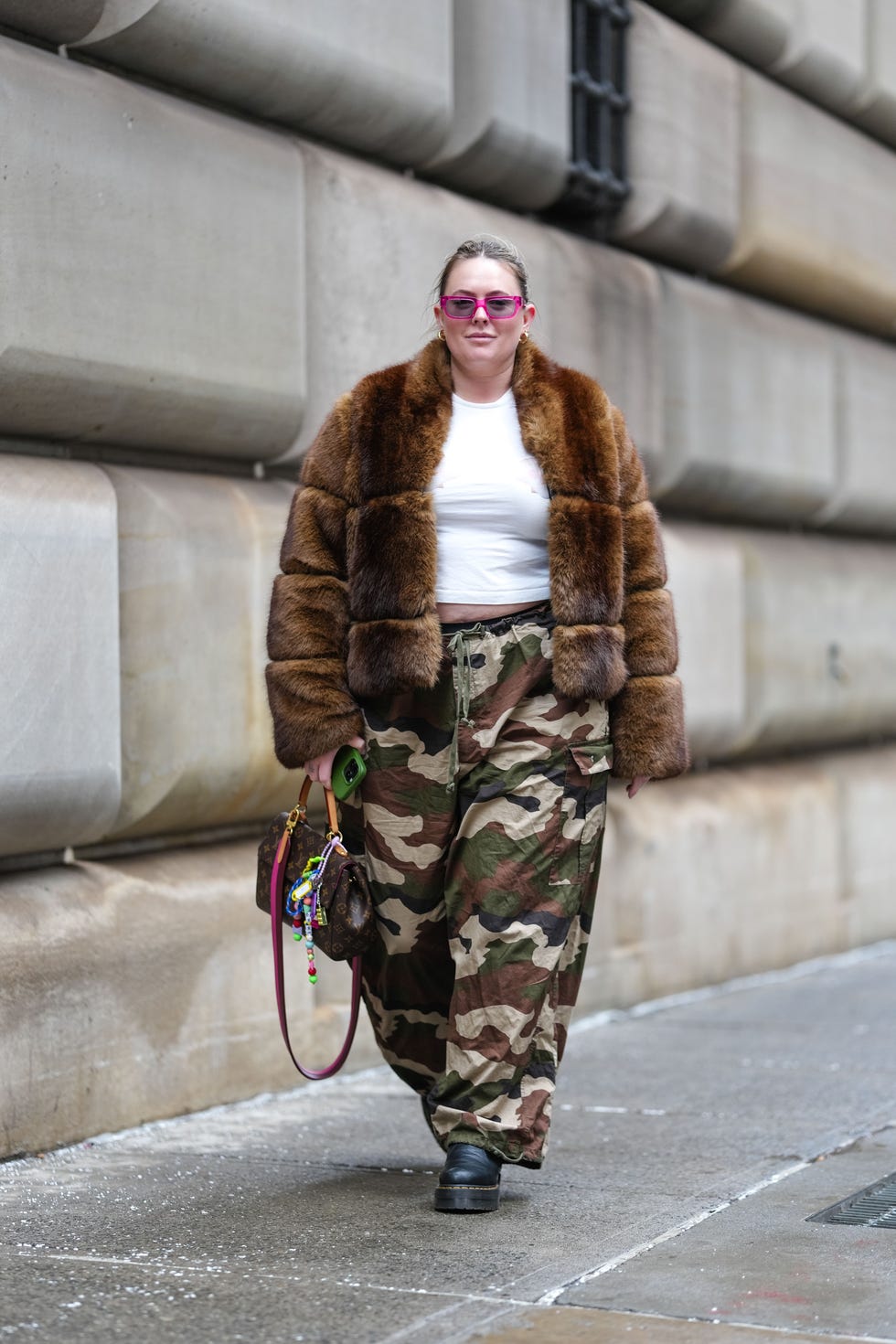 Oversized Camo Cargo Pants with Faux Fur Coat and Platform Boots Oversized Camo Cargo Pants with Faux Fur Coat and Platform Boots — Camo Outfits