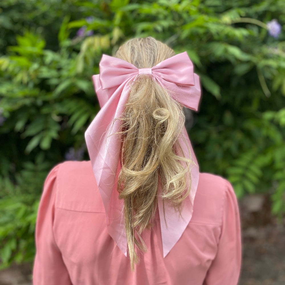 Blonde Ponytail With Oversized Pink Bow Blonde Ponytail With Oversized Pink Bow — Ribbon Hairstyles