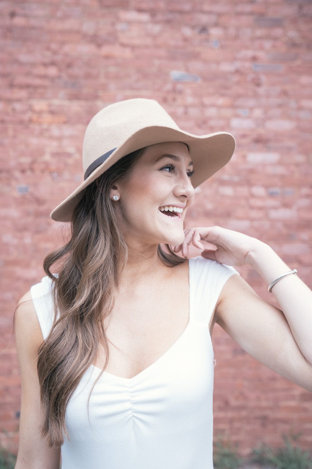 Casual Summer Elegance: Beige Floppy Hat with White Top — Fedora Outfits Women