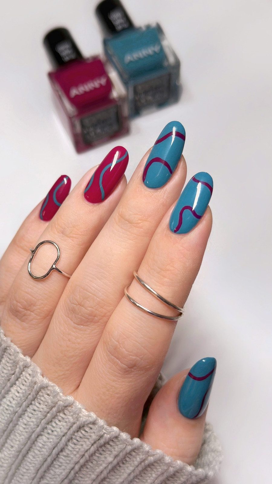 Curved Lines In A Contrasting Color Visual Idea Curved Lines In A Contrasting Color Visual Idea — Line Art Nails