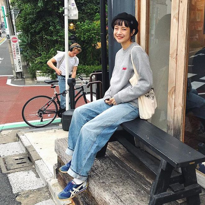 Relaxed Weekend Style: Onitsuka Tigers with Grey Sweatshirt and Jeans Relaxed Weekend Style: Onitsuka Tigers with Grey Sweatshirt and Jeans — Onitsuka Tiger Outfits