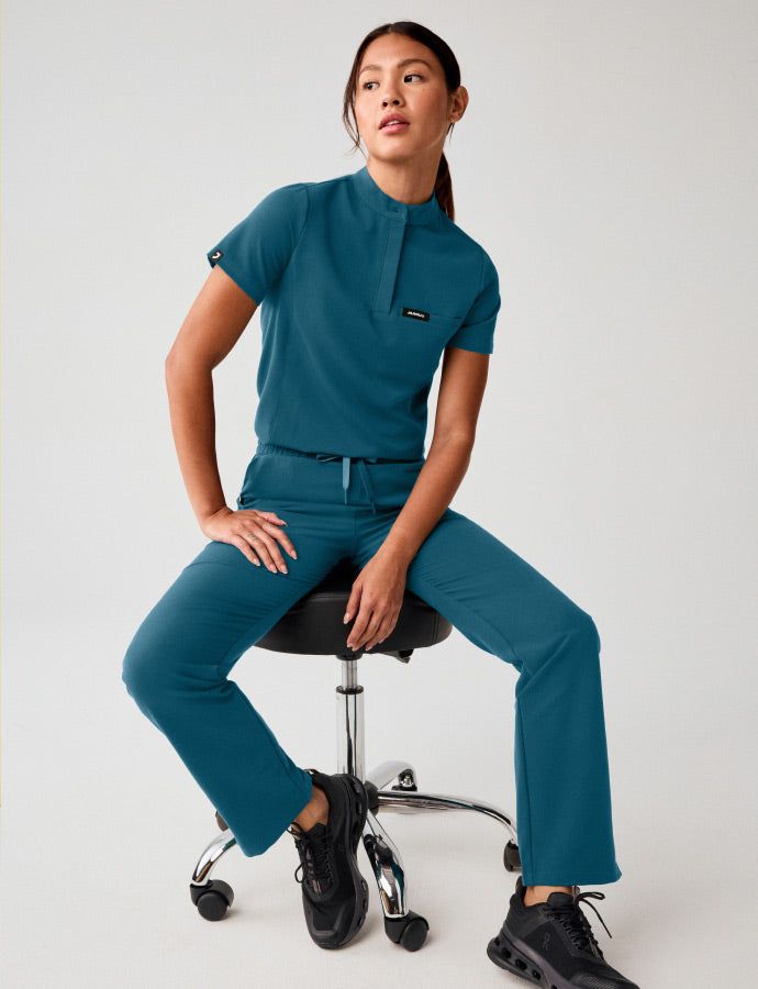 Classic Teal Mock-Neck Scrub Set with Straight-Leg Trousers Classic Teal Mock-Neck Scrub Set with Straight-Leg Trousers — Scrubs Outfits