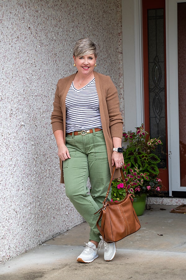 Oversized Beige Cargo Pants With Black Crop Top and Sneakers — Cargo Pants Outfits