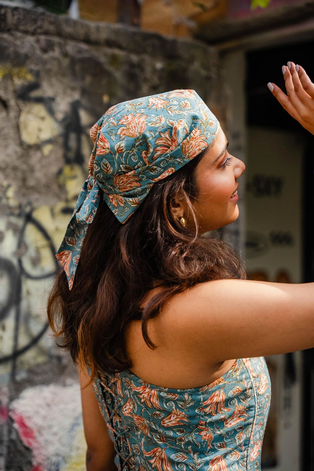 Vibrant Headscarf Over Wavy Layers Vibrant Headscarf Over Wavy Layers — Bandana Hairstyles