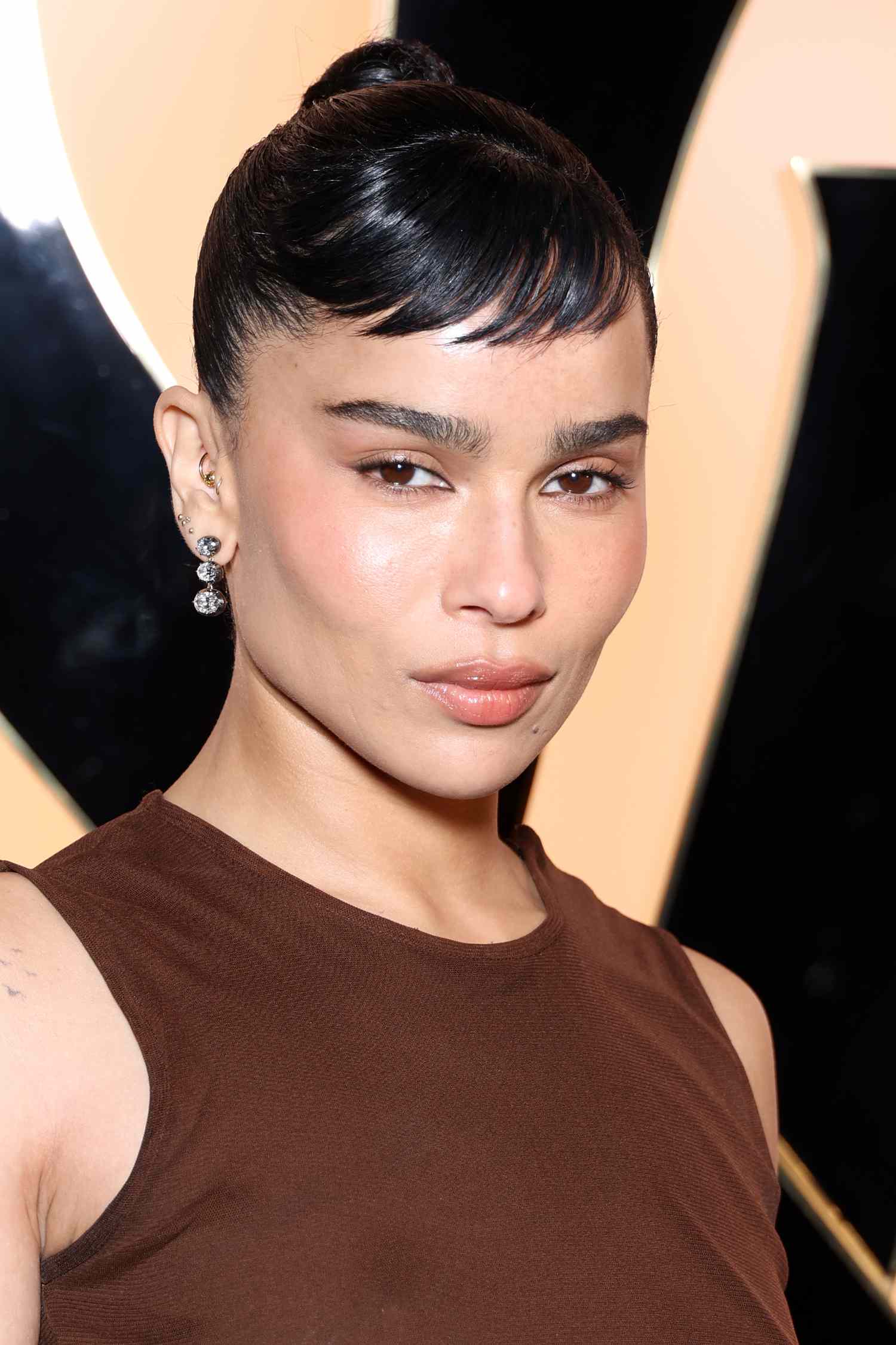 Fitted Brown Top with Micro Bangs and Sparkling Earrings Fitted Brown Top with Micro Bangs and Sparkling Earrings — Side Bangs