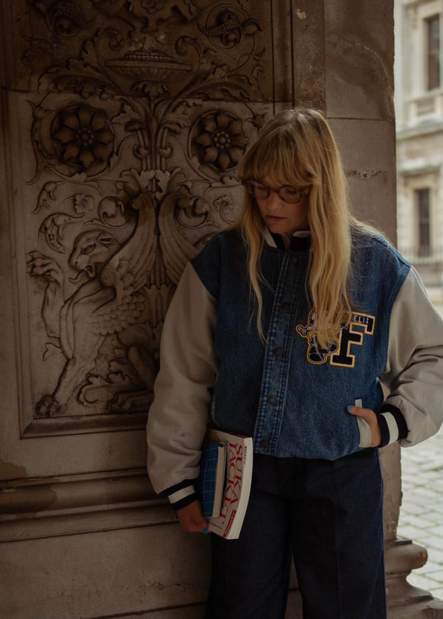 Casual Denim Jacket Layered Over Grey Skinny Jeans Casual Denim Jacket Layered Over Grey Skinny Jeans — Levi's Outfits