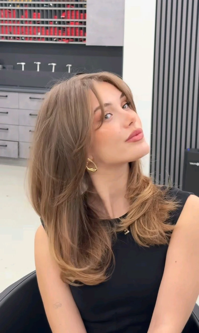 Curtain Bangs Collarbone Layered With Blonde Highlights Curtain Bangs Collarbone Layered With Blonde Highlights — Medium Length Layered Hair
