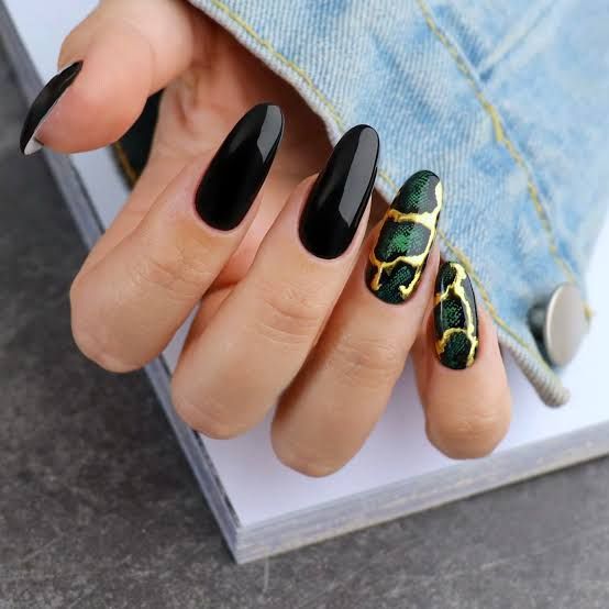 Snake Print On Accent Nails Visual Idea Snake Print On Accent Nails Visual Idea — Snake Print Nails