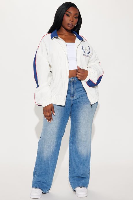White Windbreaker with Blue/Red Accents and Wide-Leg Jeans White Windbreaker with Blue/Red Accents and Wide-Leg Jeans — Windbreaker Outfits