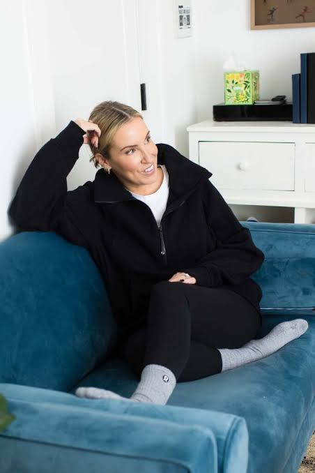 Casual Layering: Black Leggings with Zip-Up Jacket Casual Layering: Black Leggings with Zip-Up Jacket — Lululemon Align Outfits
