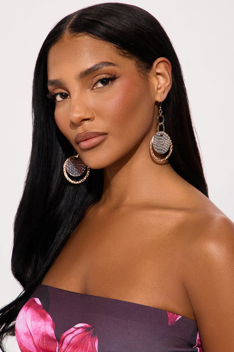 Circular Layered Statement Earrings with a Strapless Floral Top Circular Layered Statement Earrings with a Strapless Floral Top — Statement Earrings Outfits