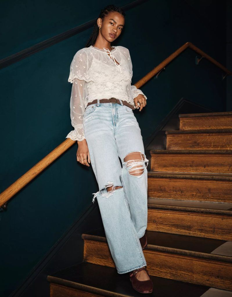 Casual Straight-Leg Ripped Jeans with Sheer Blouse and Belt