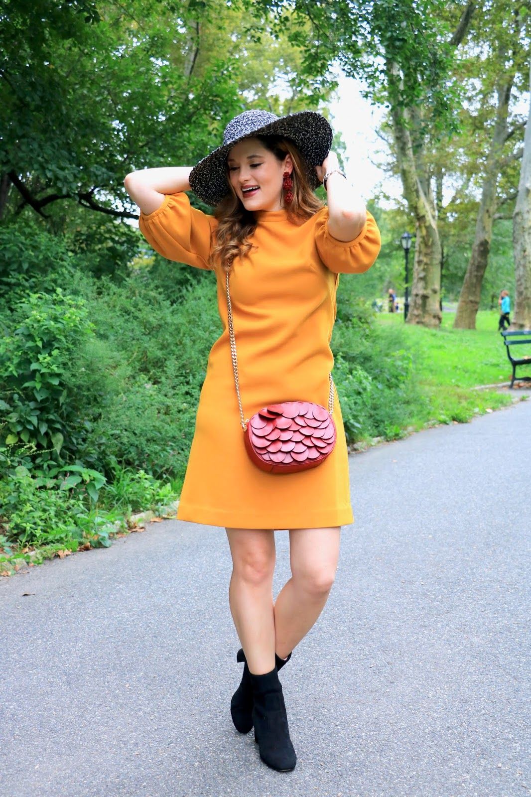 Yellow Dress with Wide Brim Hat and Red Crossbody Bag Yellow Dress with Wide Brim Hat and Red Crossbody Bag — Wide Brim Hat Outfits