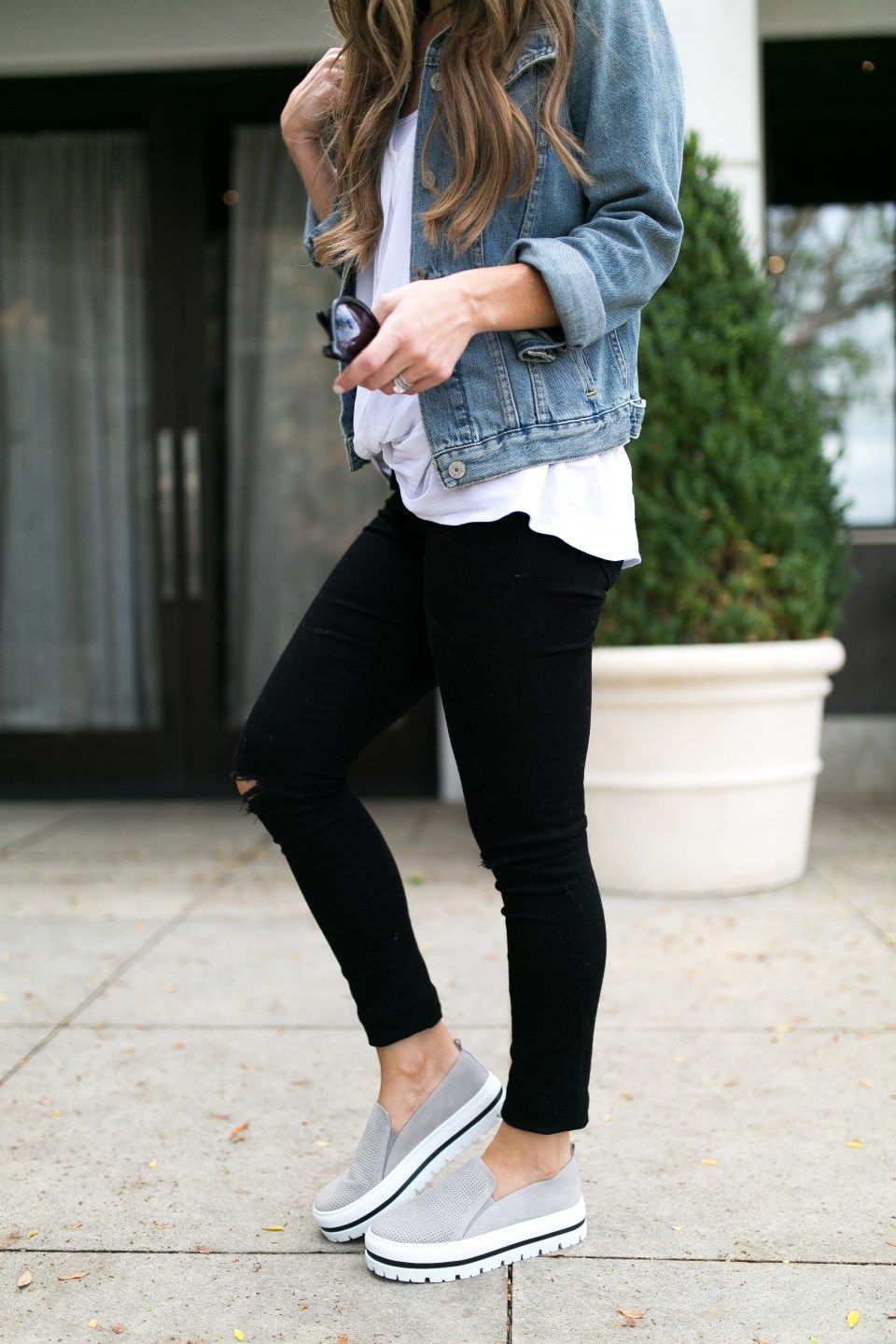 Classic Denim Jacket, White Tee, and Skinny Jeans with Grey Platforms Classic Denim Jacket, White Tee, and Skinny Jeans with Grey Platforms — Platform Sneakers Outfits